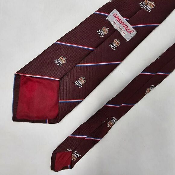 GRENVILLE ENGLAND POLYESTER TIE QUEEN JUBILEE 1977 BURGUNDY STRIPE 4" X 55" - Picture 2 of 2